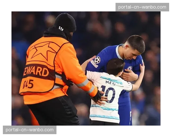 场边花絮：南特小球迷冲入场内索要签名被安保礼貌带离